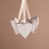Suspension de Noël Coeur en Métal 16 cm argenté en fer, packshot fond beige