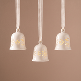 Suspension de Noël Cloche à LED beige en grès, packshot fond beige