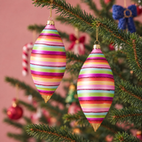 Boule de Noël Pop Allongée à Rayures et Paillettes Rouges fuchsia en verre, photo d'ambiance