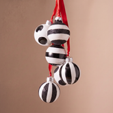 Boules de Noël Graphiques 4 Cm noir et blanc en verre, packshot fond beige