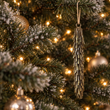 Suspension de Noël Pomme de Pin Métal 13 cm marron en fer, photo d'ambiance