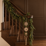 Suspension de Noël Natura allongée beige en bois, photo d'ambiance