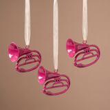 Suspension de Noël Pop Tuba rose en fer, packshot fond beige