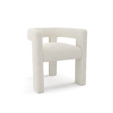 Fauteuil CELIA en tissu bouclette crème au design sculptural, vue de trois quarts sur fond blanc, Sia Deco