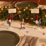 Porte-Cartes de Noël Figurines Pères Noël Yoga rouge et gris en plastique, photo d'ambiance