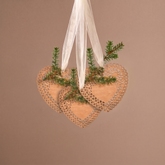 Suspension de Noël Natura Cœur en bois découpé 21 cm beige et vert en bois, packshot fond beige