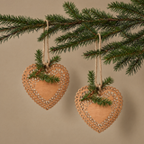 Suspension de Noël Natura Cœur en bois découpé 21 cm beige et vert en bois, photo d'ambiance