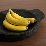 Bananes artificielles jaunes Sia Deco dans plateau noir en bois