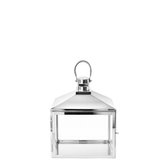 Lanterne large en métal brillant argenté avec anse arrondie, dessus en pente et avec fenêtres transparentes en verre. Acier inoxydable.