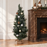 Sapin de Noël décoré vert 90 cm posé devant une cheminée dans un salon décoré pour Noël