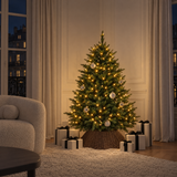 Sapin de Noël lumineux Fluffy vert 150 cm allumé dans un salon contemporain avec cadeaux au pied