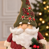 Figurine Père Noël Pin Enchanté 28 cm rouge en polyrésine, décoration de Noël à poser, focus produit, Sia Deco