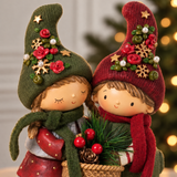 Figurine de Noël Enfants Pin Enchanté 24 cm rouge en polyrésine, décoration de Noël à poser, focus produit, Sia Deco