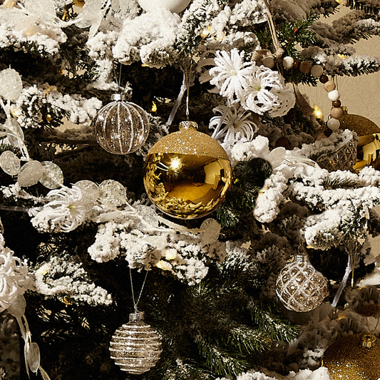 Comment décorer mon sapin de Noël ? 4 styles tendance pour un sapin unique