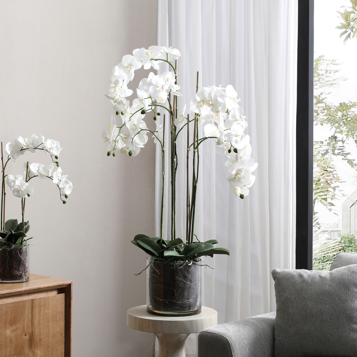 Composición de Orquídeas Artificiales con Jarrón Transparente de Gran Formato