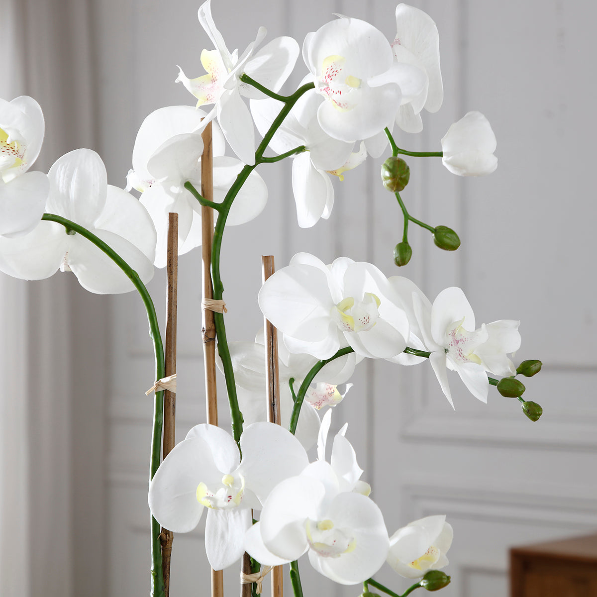 Composición de Orquídeas Artificiales con Jarrón Dorado Pequeño Formato