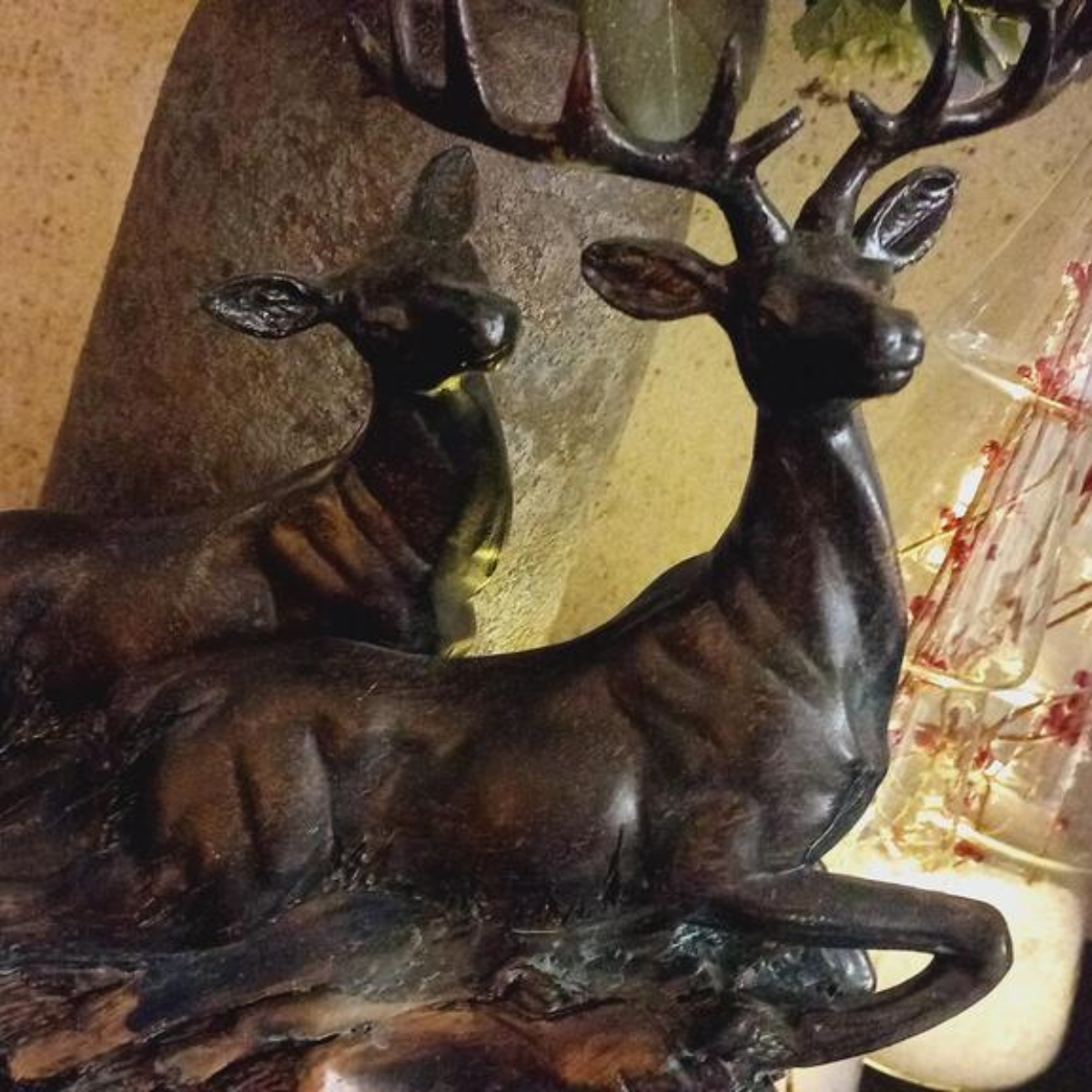 Statua natalizia di cervo e cervo