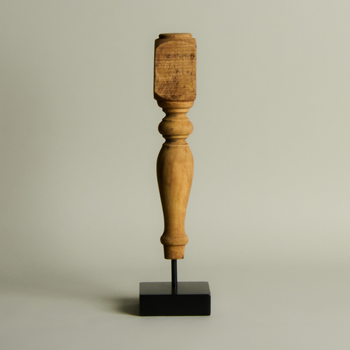 Estatua de madera con base