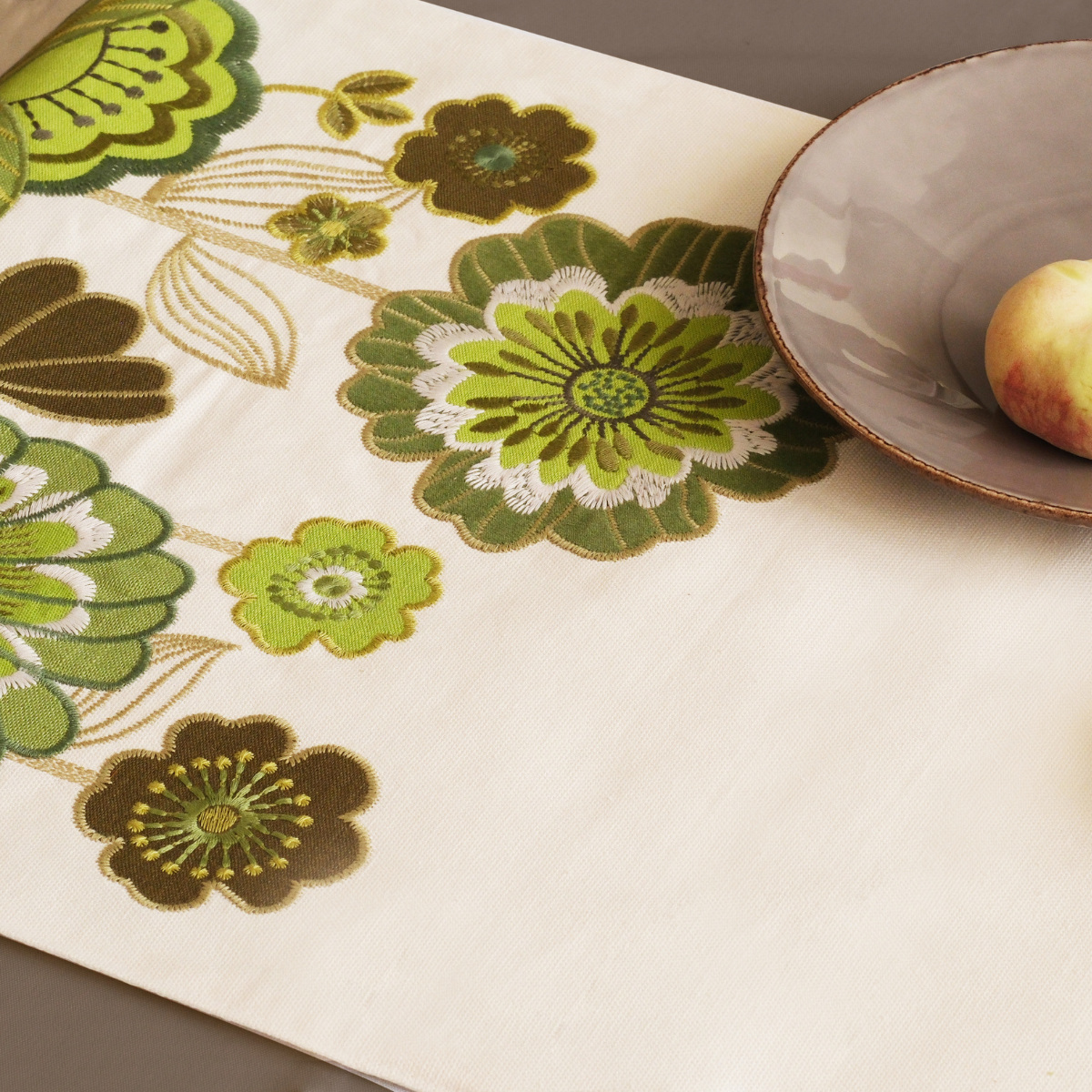 Chemin de Table en Lin Motifs Festifs de Noël – Les Nappes Chemin de Table en Lin Motifs Festifs de Noël – Les Nappes