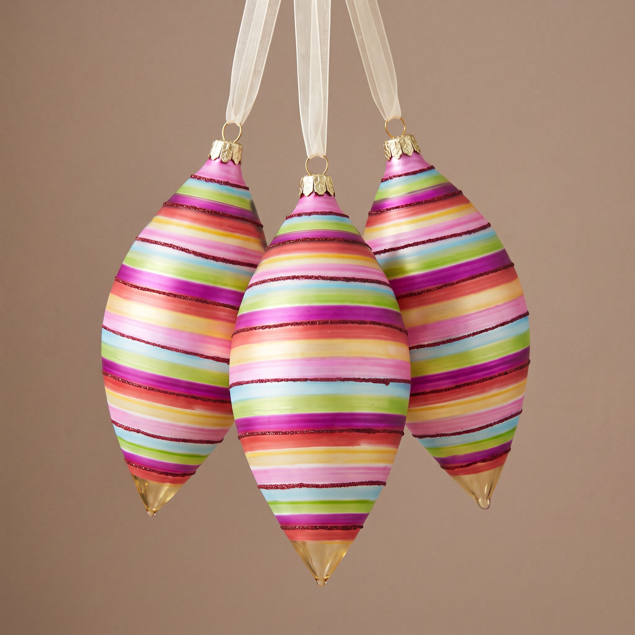 Boule de Noël Pop Allongée à Rayures et Paillettes Rouges fuchsia en verre, packshot fond beige