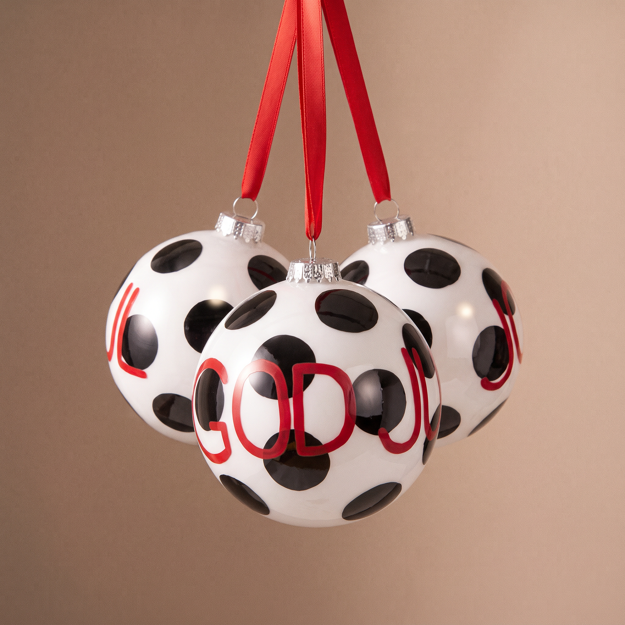 Boule de Noël Graphique God Jul rouge en verre, packshot fond beige