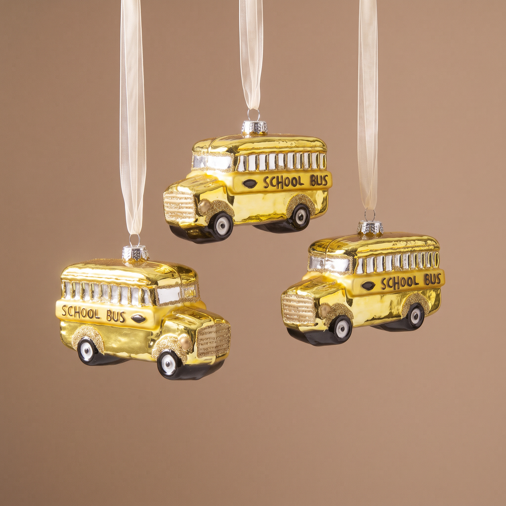 Suspension de Noël Pop School Bus jaune en verre soufflé, packshot fond beige