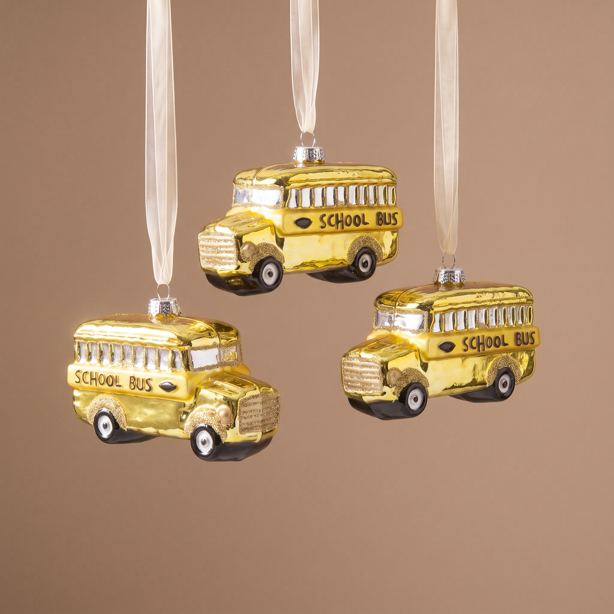 Suspension de Noël Pop School Bus jaune en verre soufflé, packshot fond beige