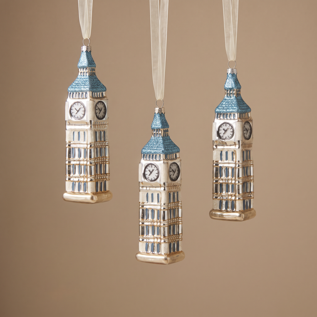 Suspension de Noël Pop Big Ben gris en verre soufflé, packshot fond beige