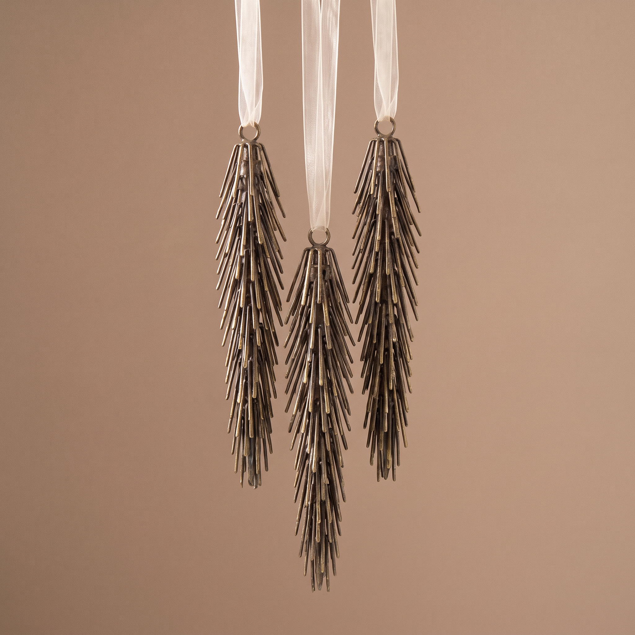 Suspension de Noël Pomme de Pin Métal 16 cm marron en fer, packshot fond beige