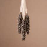 Suspension de Noël Pomme de Pin Métal 13 cm marron en fer, packshot fond beige