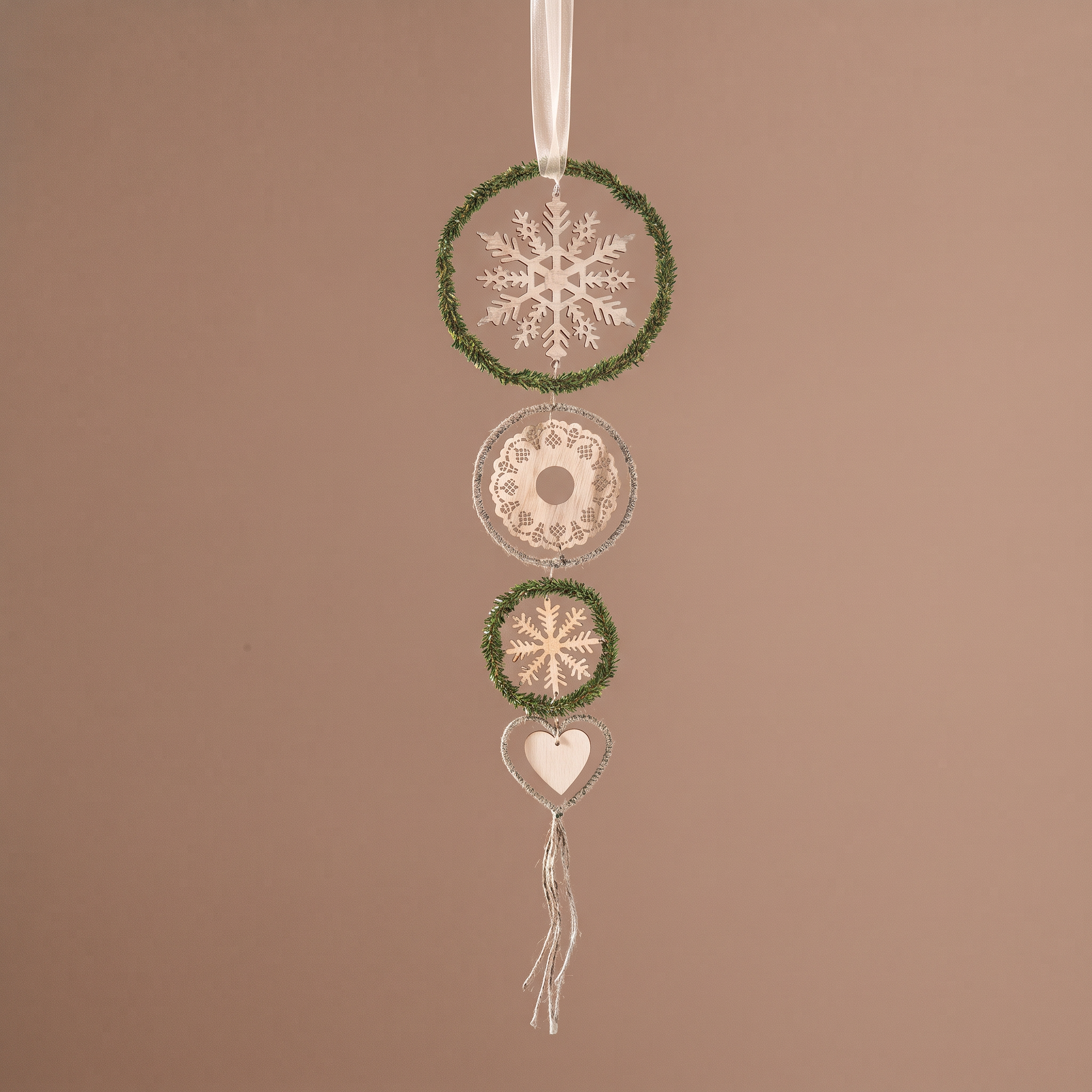 Suspension de Noël Natura allongée beige en bois, packshot fond beige