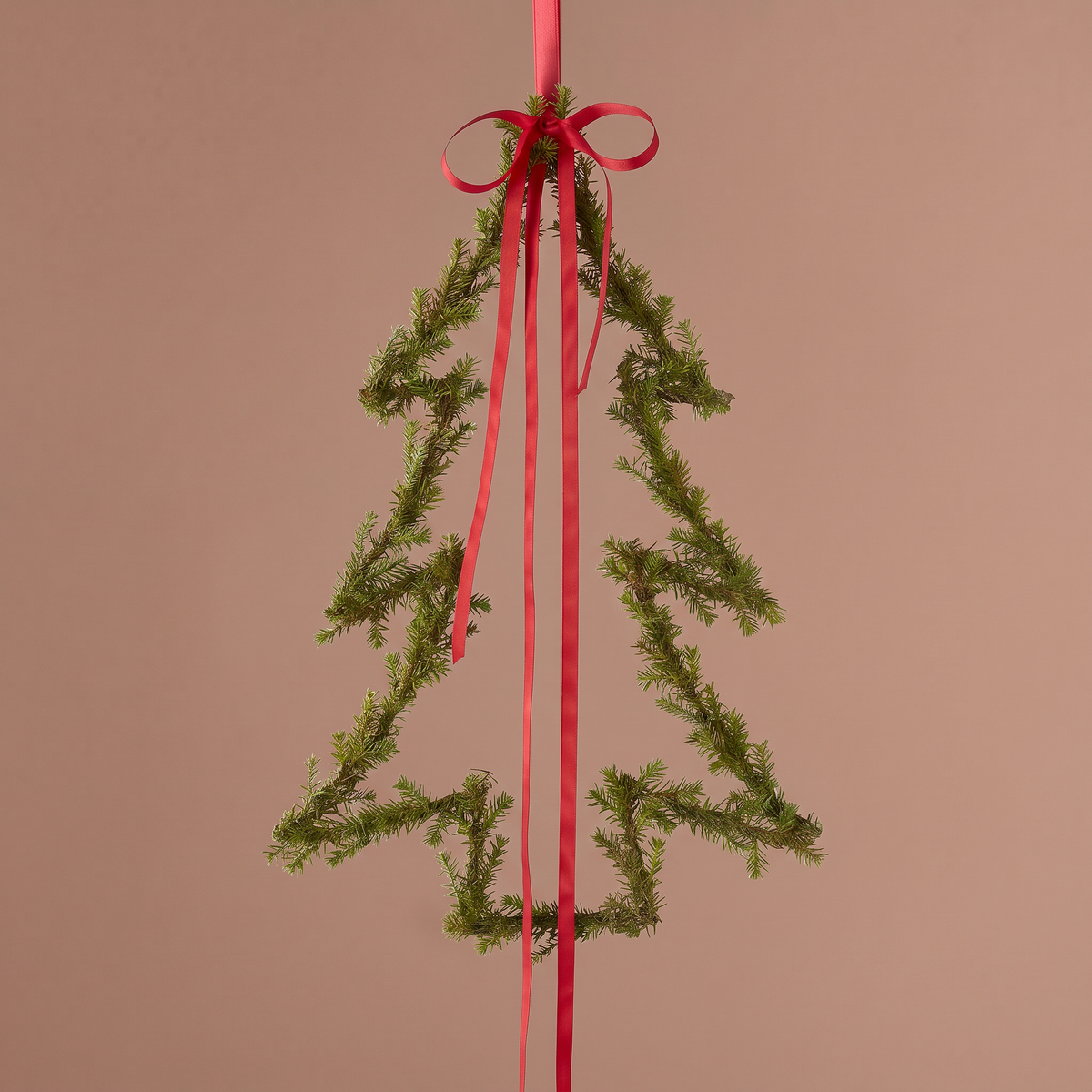Suspension de Noël Sapin vert en fer, packshot fond beige