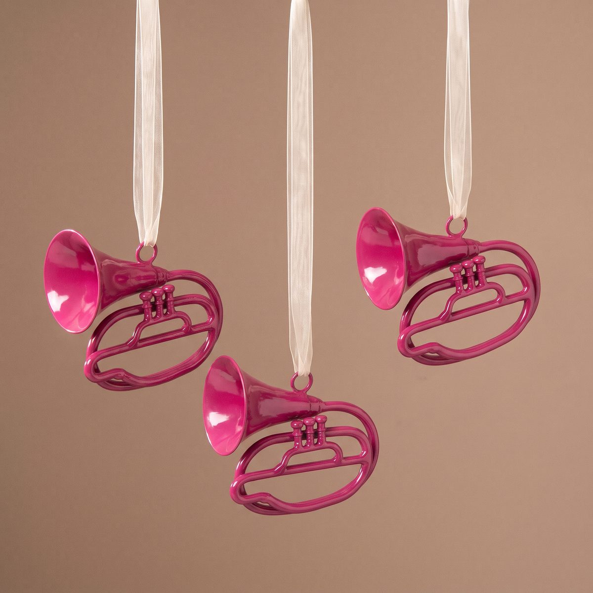 Suspension de Noël Pop Tuba rose en fer, packshot fond beige