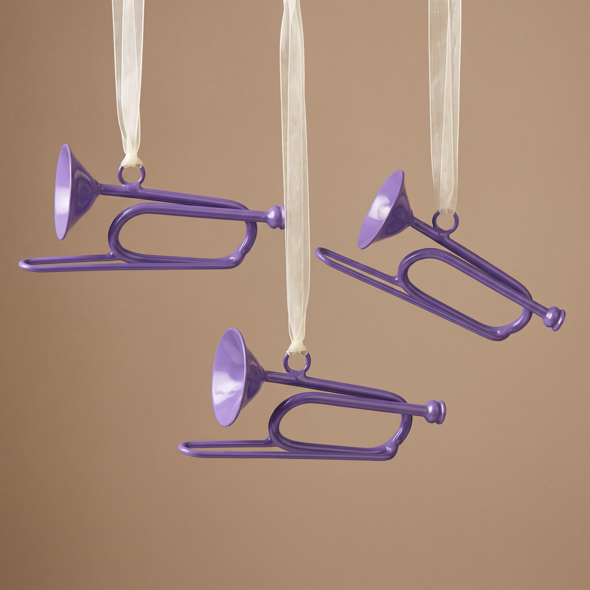 Suspension de Noël Pop Trompette violet en fer, packshot fond beige