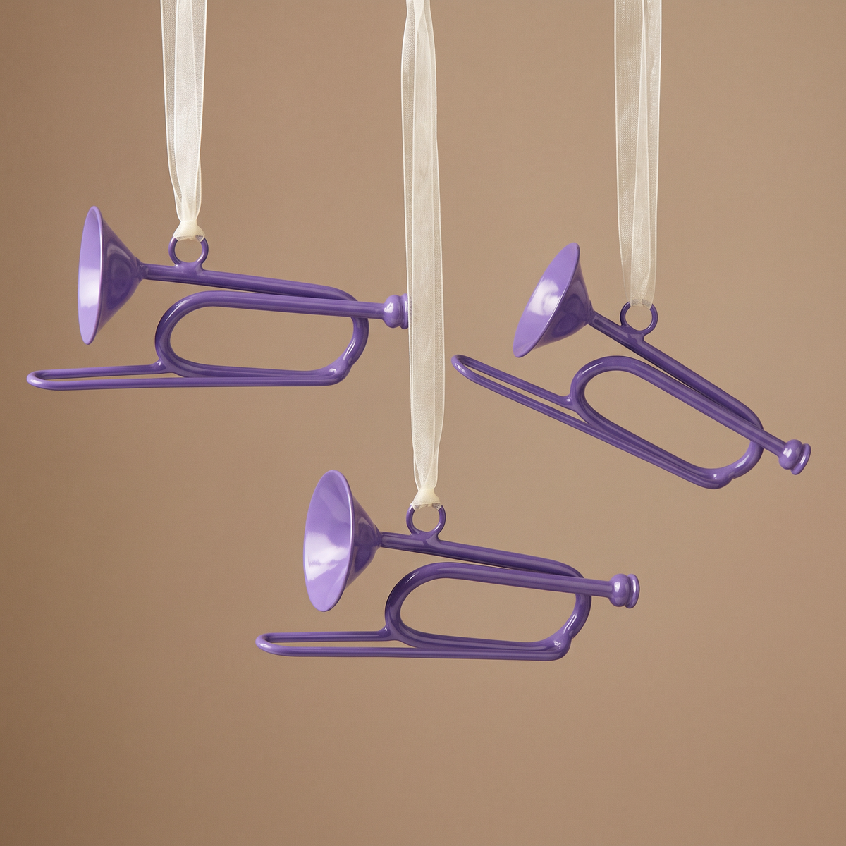 Suspension de Noël Pop Trompette violet en fer, packshot fond beige
