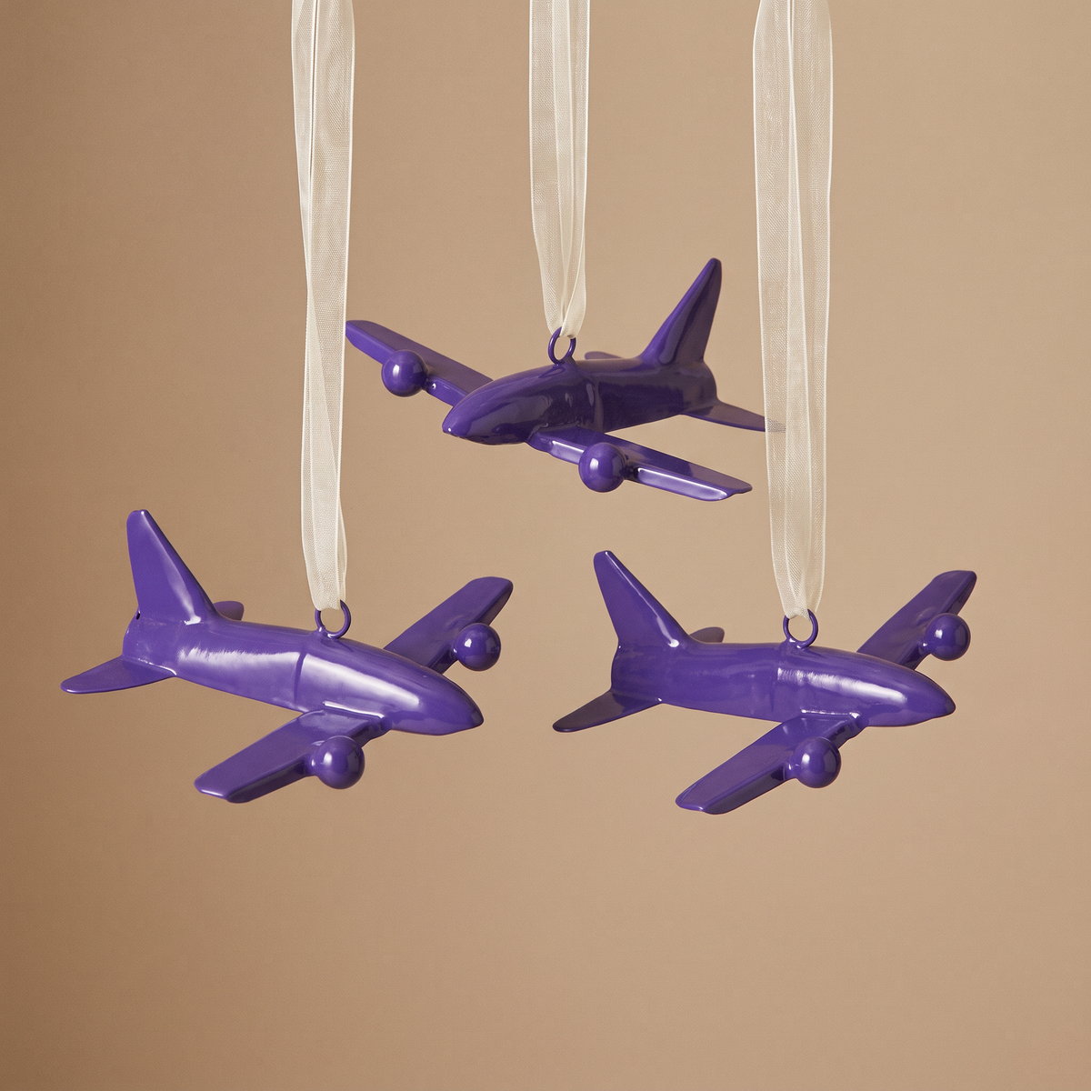 Suspension de Noël Pop Avion violet en fer, packshot fond beige