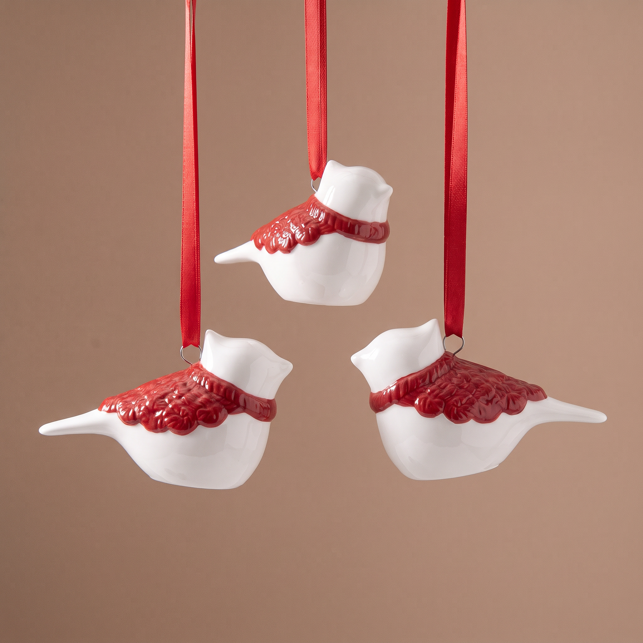 Suspension de Noël Lappi Oiseau rouge en grès, packshot fond beige