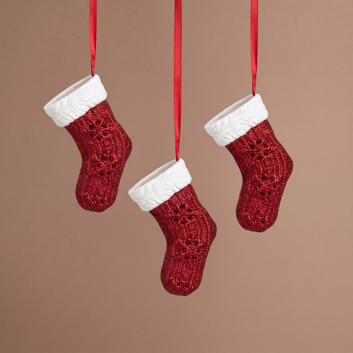 Suspension de Noël Lappi Chaussette rouge en grès, packshot fond beige