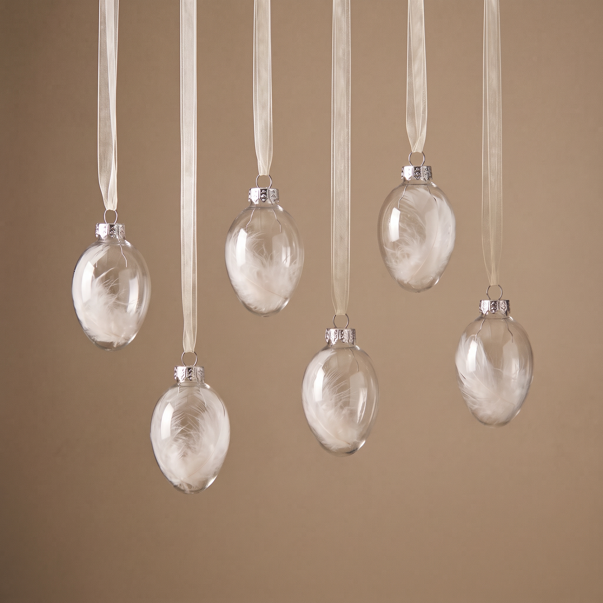 Suspensions de Noël Plumes blanc en verre, packshot fond beige