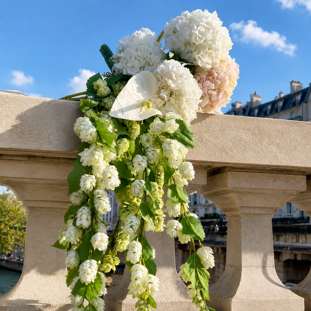 Bouquet blanc et vert tige de houblon hortensia blanc et rose tige d'anthurium blanc, paris sia deco