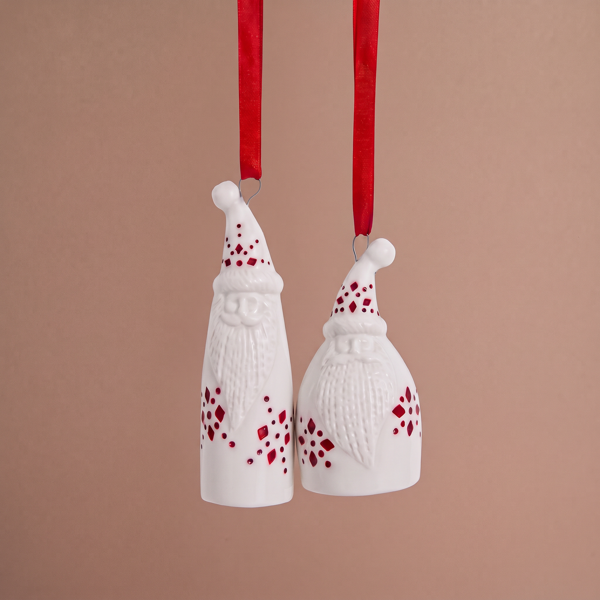 Suspensions Noël Lappi Santa Set de 2 blanc en grès, packshot fond beige