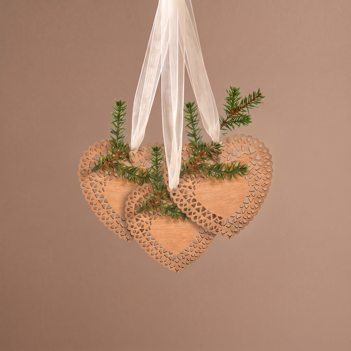 Suspension de Noël Natura Cœur en bois découpé 21 cm beige et vert en bois, packshot fond beige