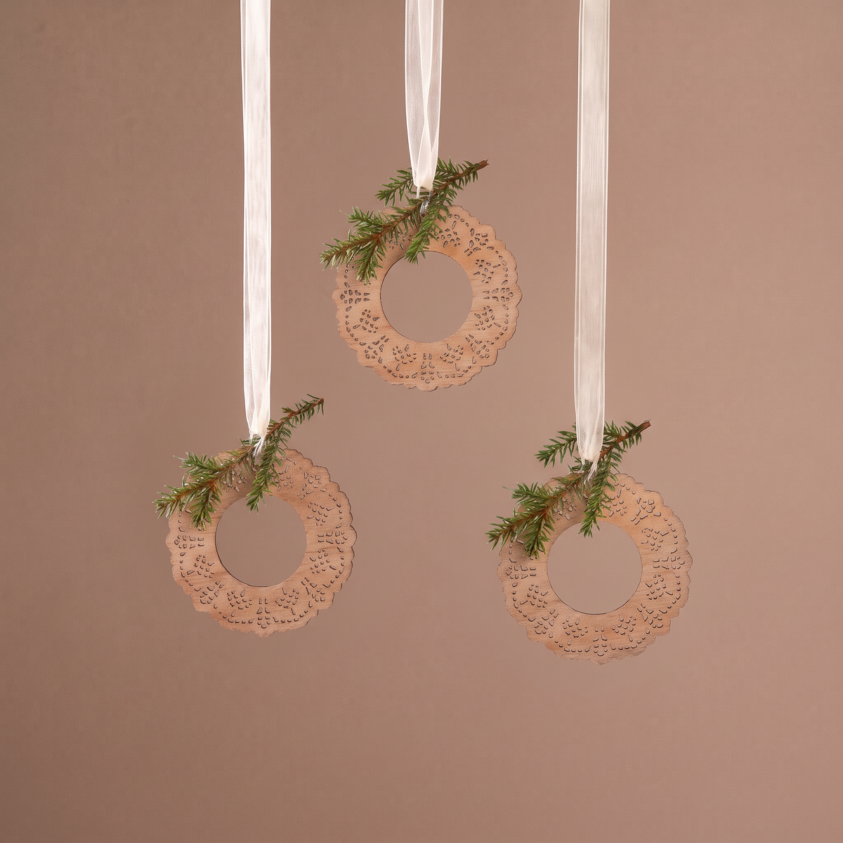 Suspension de Noël Natura Cercles en bois découpé 21 cm beige et vert en bois, packshot fond beige