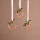 Suspension de Noël Natura Cercles en bois découpé 21 cm beige et vert en bois, packshot fond beige