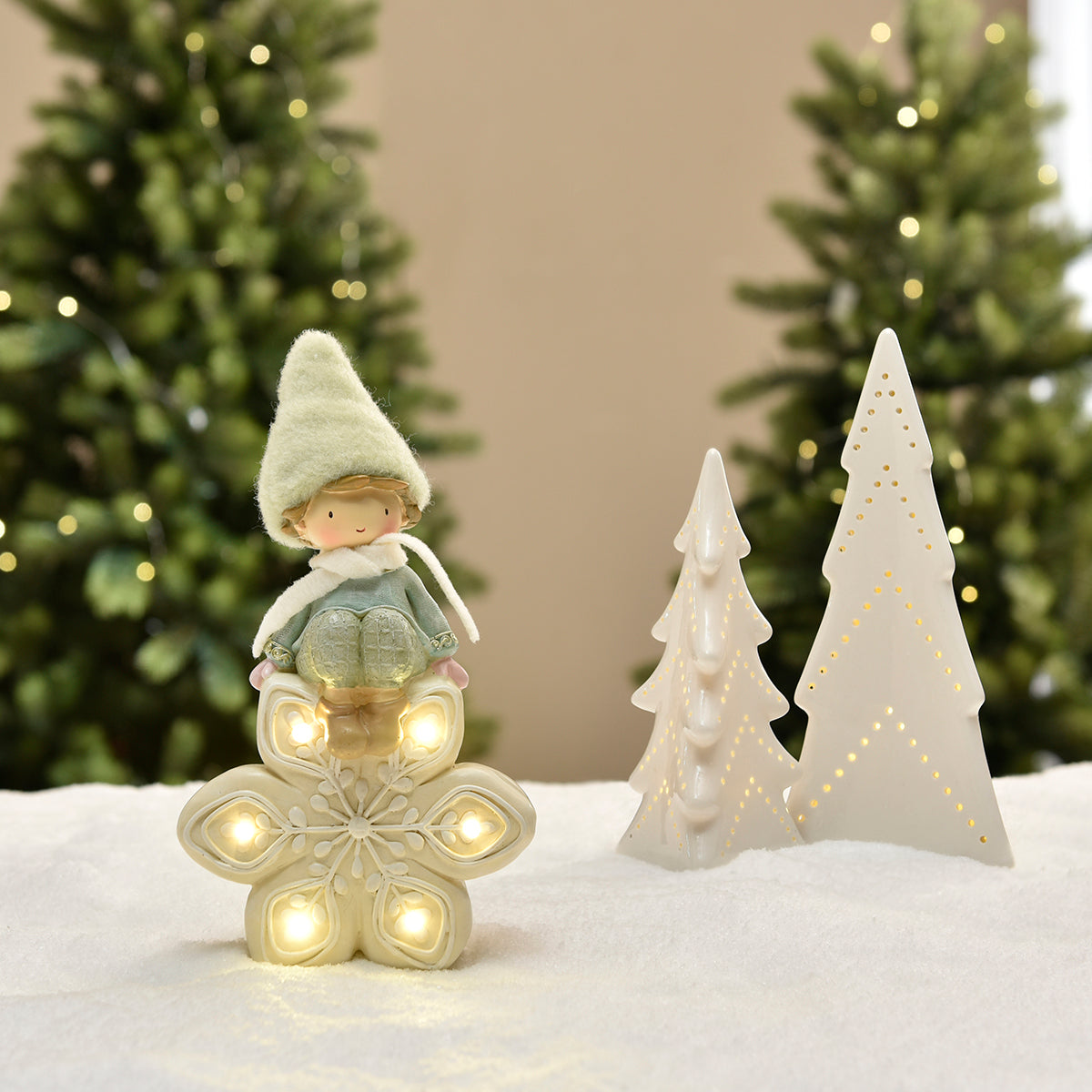 Figurine de Noël Garçon à bonnet vert sur Flocon LED