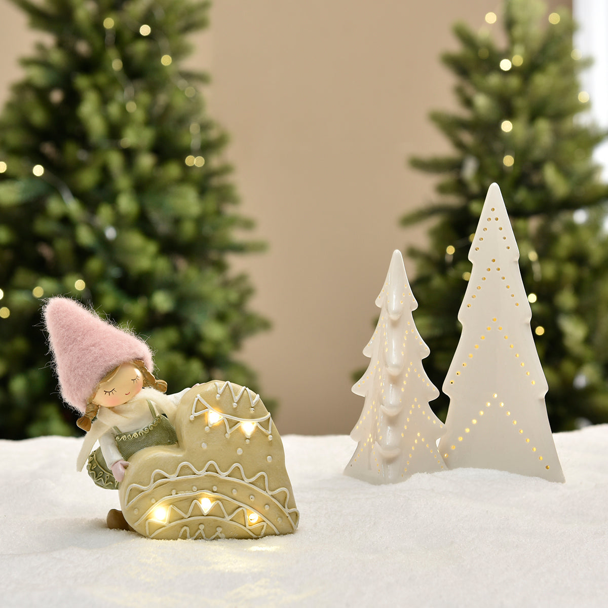 Figurine de Noël Fillette à bonnet rose sur Coeur LED