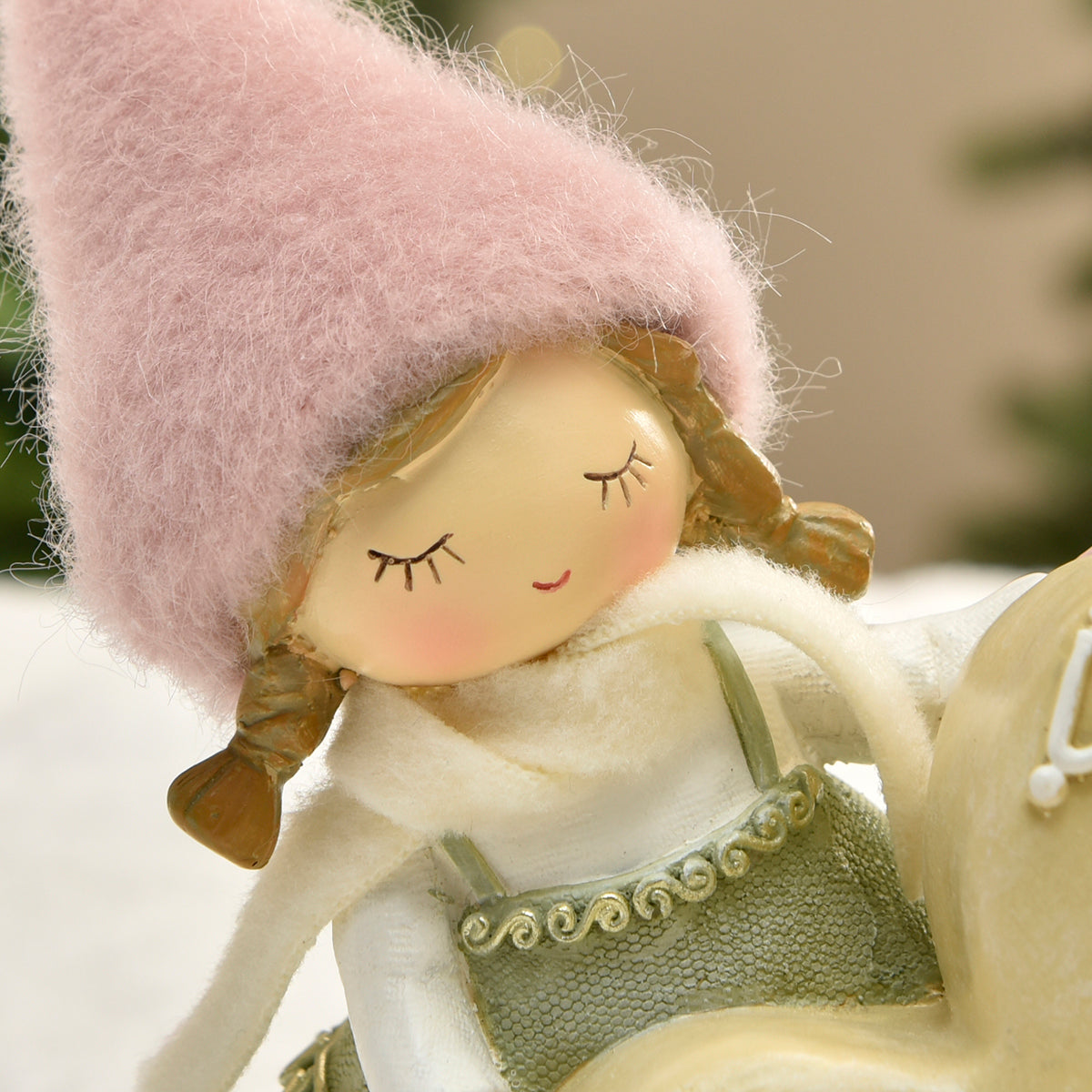 Figurine de Noël Fillette à bonnet rose sur Coeur LED