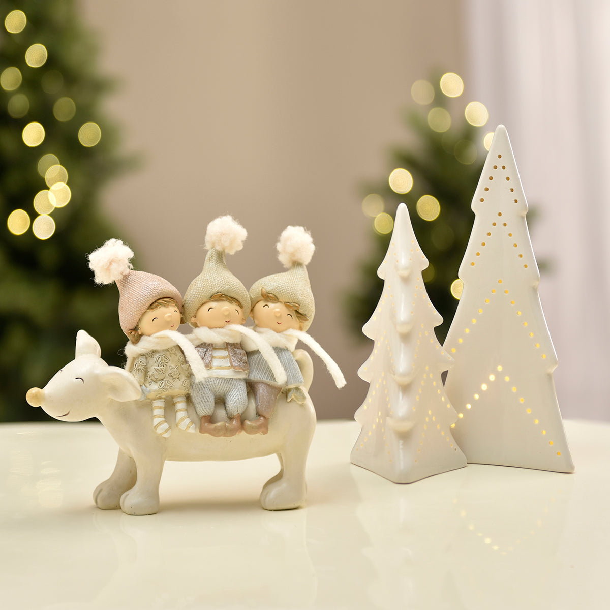 Figurina natalizia 3 bambini su renne pastello