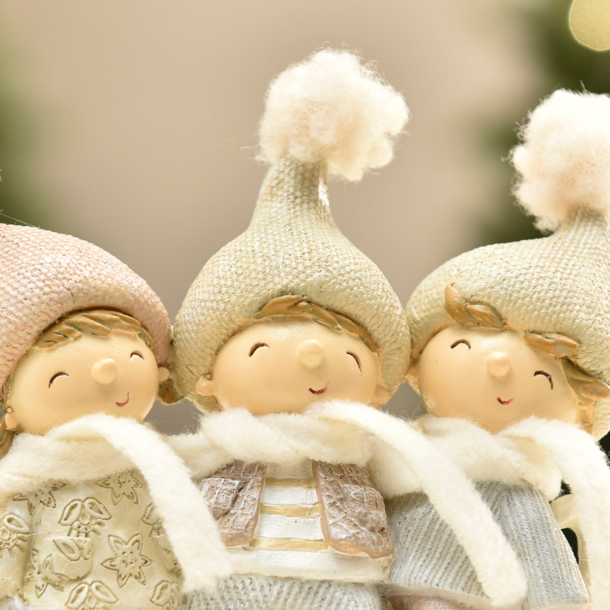 Figurina natalizia 3 bambini su renne pastello
