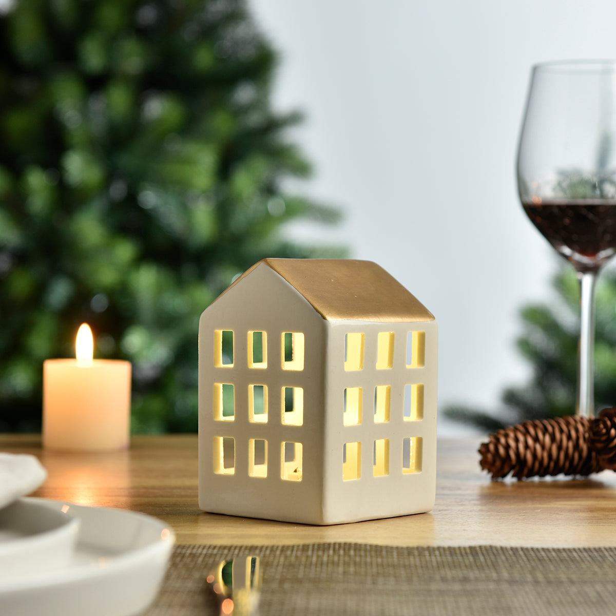 Statuetta media a forma di chalet di Natale con tetto dorato